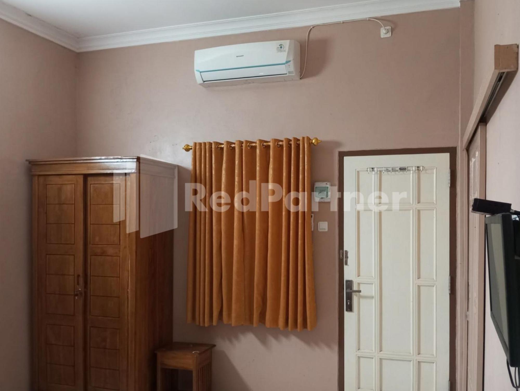 Isa Mitra Reddoorz 2*